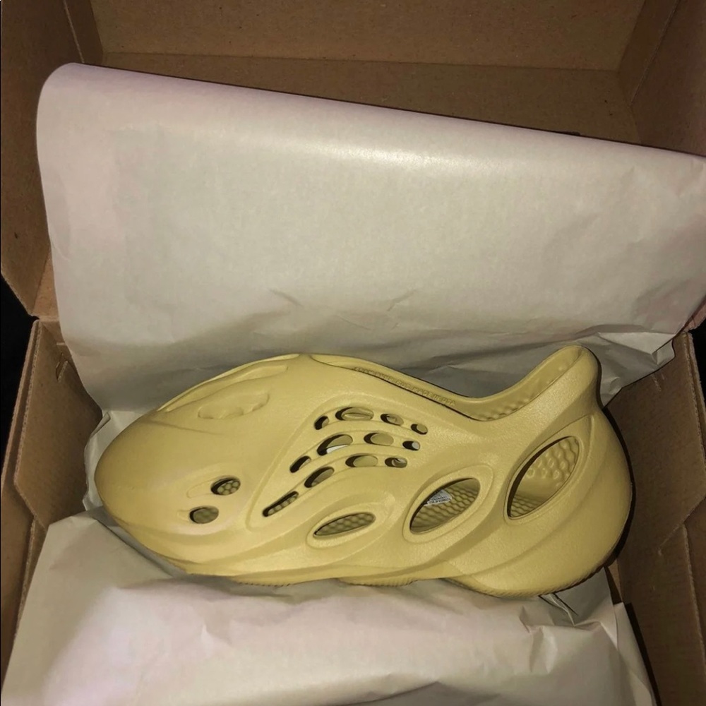 YEEZY SIZE 6 100% AUTHENTIC
